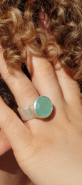 Ring mit einem großen, hellblauen Chalcedon